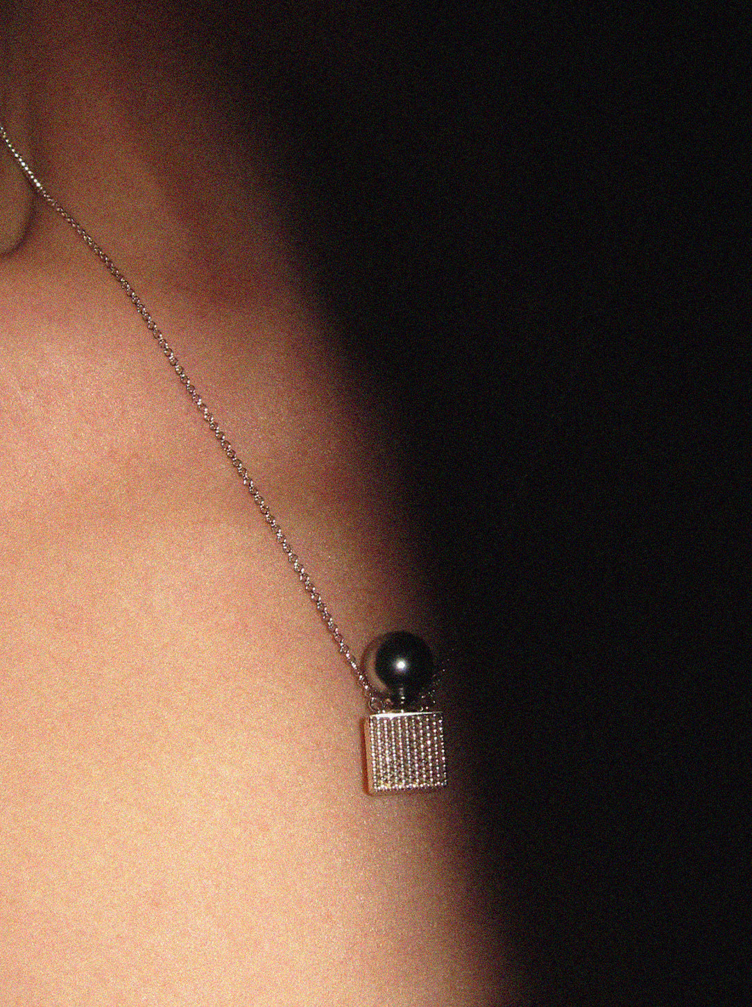 9mm Perfume Flacon Black Shell Pearl Necklace
