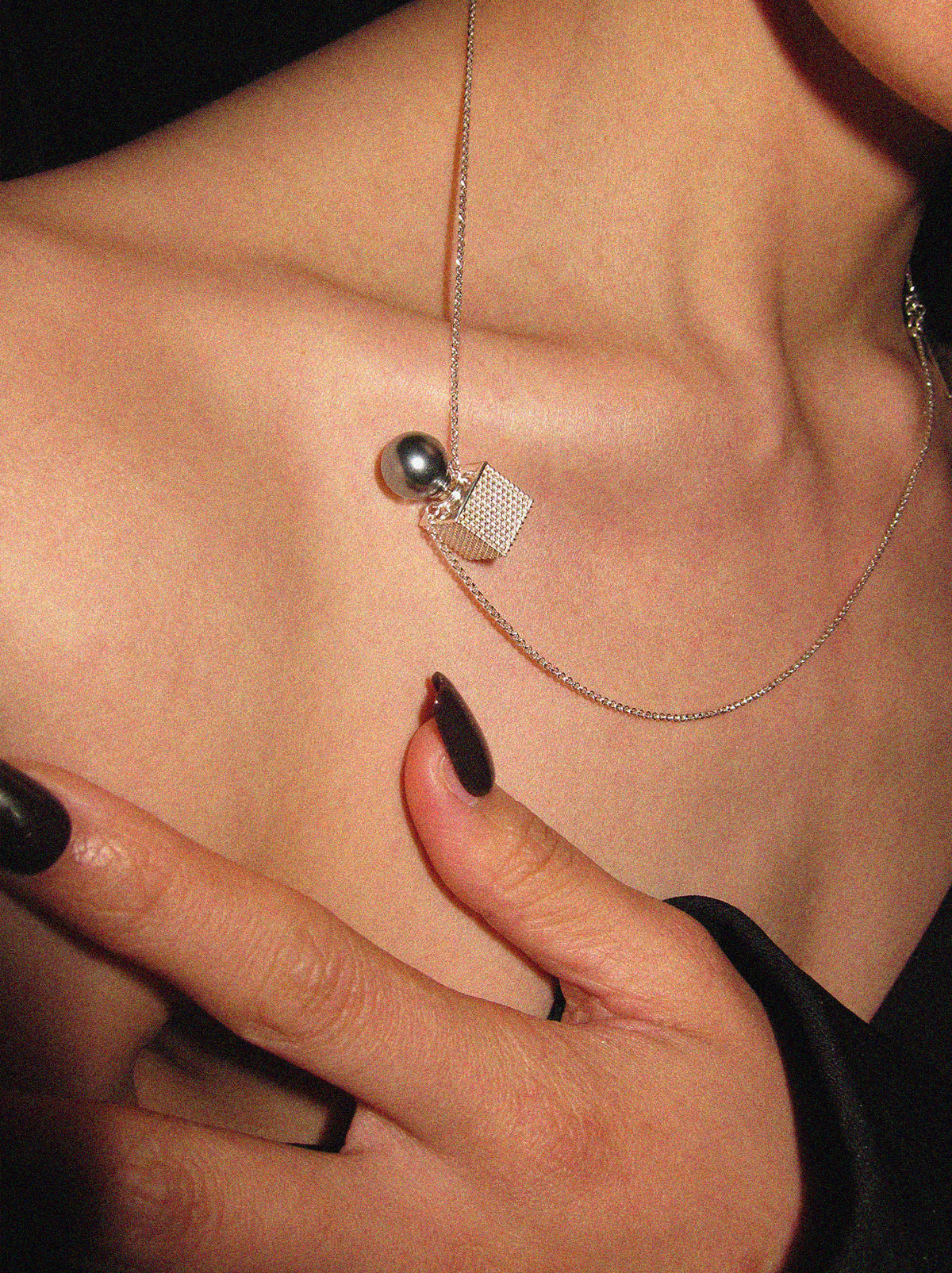 9mm Perfume Flacon Black Shell Pearl Necklace